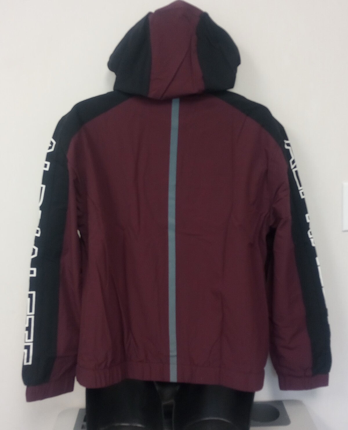 NEW ALPHALETE WOMEN'S  TECH WINDBREAKER - DARK MERLOT - SIZE - M /RG31/123