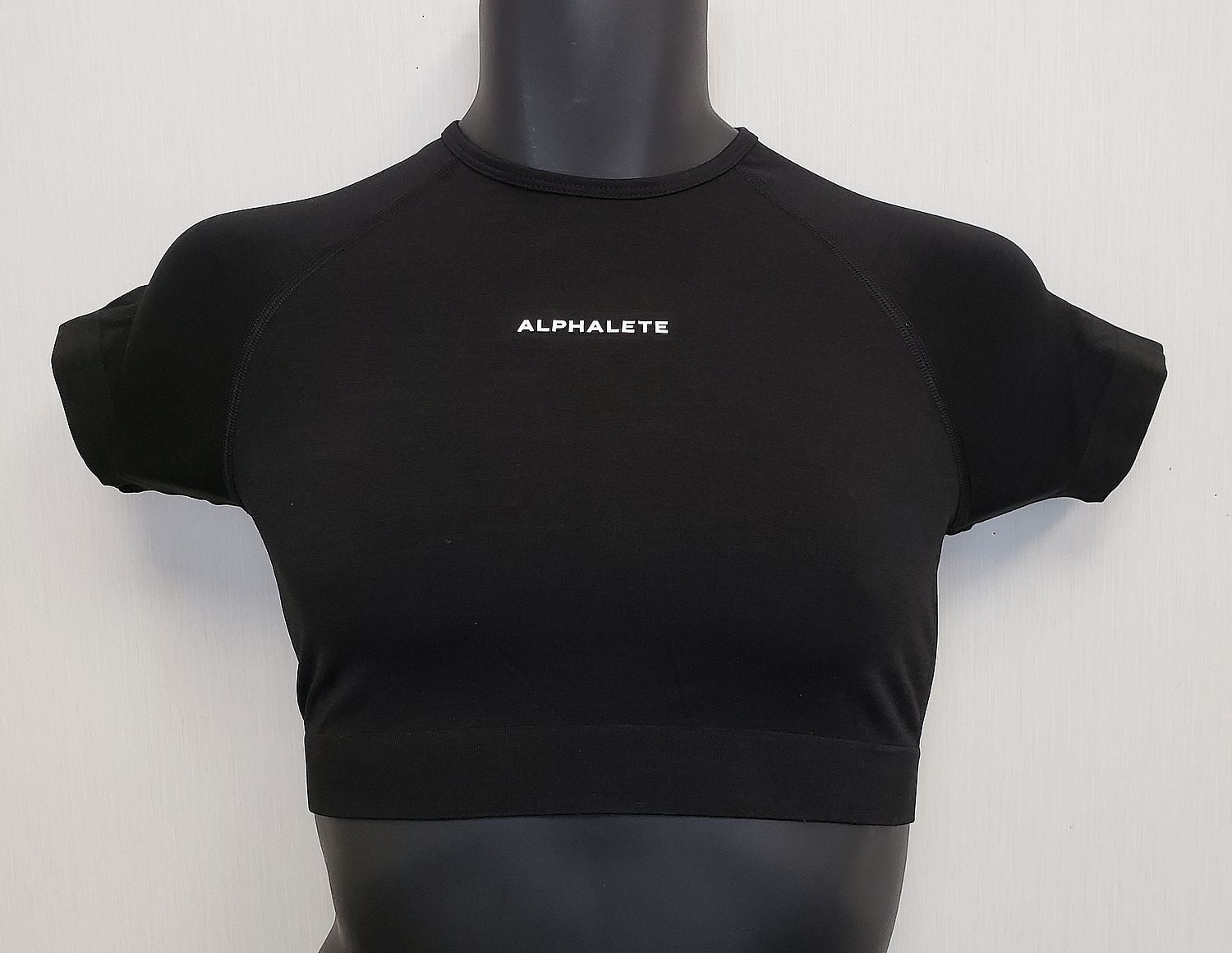 NEW Alphalete Women's AMPLIFY SS CROP Top (043357) Size S Black G29a/22